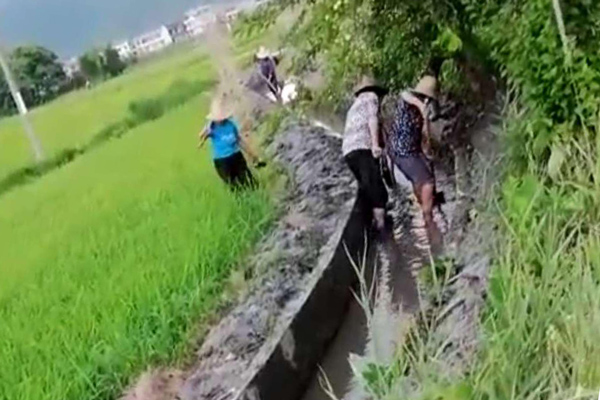 【组图】南湾乡组织群众抗旱自救