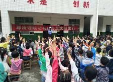交警进校送给孩子们一份特别的“礼物”
