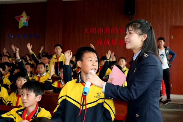 【组图】“税务蓝”走近“红领巾”
