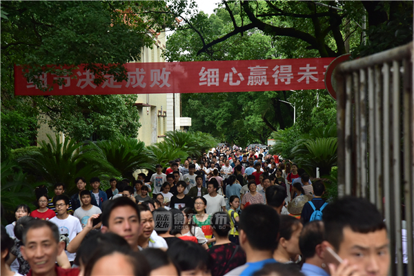 挥手告别衡东高考2018，精彩的答卷写着最美的青春！