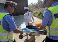 县交警大队走进幼儿园开展校车安全应急疏散逃生演练