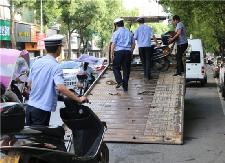衡东交警严整摩托车、电动车乱停“顽症”