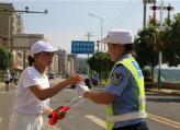 交警高温护航全民健康走