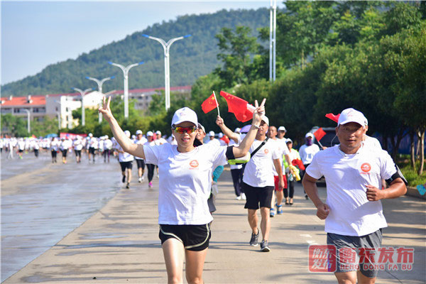 “健康湖南”全民运动会：我县 4000余人参加 “太同兴杯”健康走