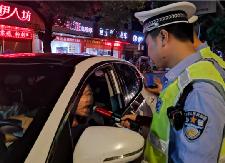 县交警大队开展夜查酒驾专项整治行动