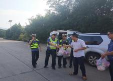 县治超办、县公路局慰问坚守在治超一线的工作人员
