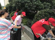 县编办党员带上撮箕走进杨山社区