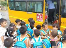 超员5人，校车司机开学前夕被交警查获