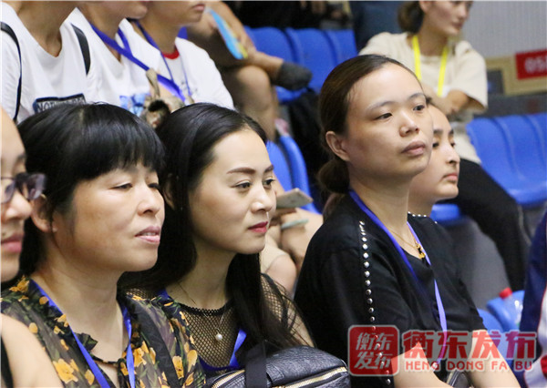 【组图】“羽”你共精彩：4日比赛掠影