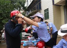 交警中秋送“豪”礼，安全骑行从“头”开始