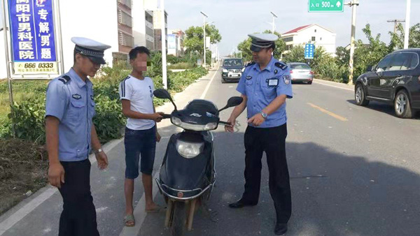 学生无证驾驶被查时惊呼：警察叔叔你们难道没有放假？