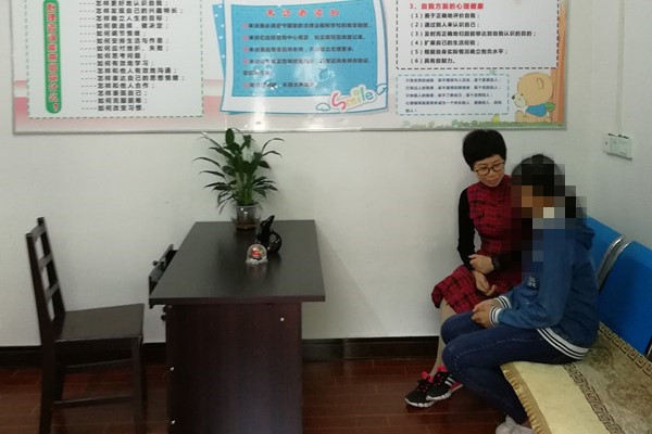 县八中开设心理咨询室为学生进行心理疏导