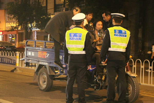 衡东交警开展安保维稳百日会战夜查统一行动