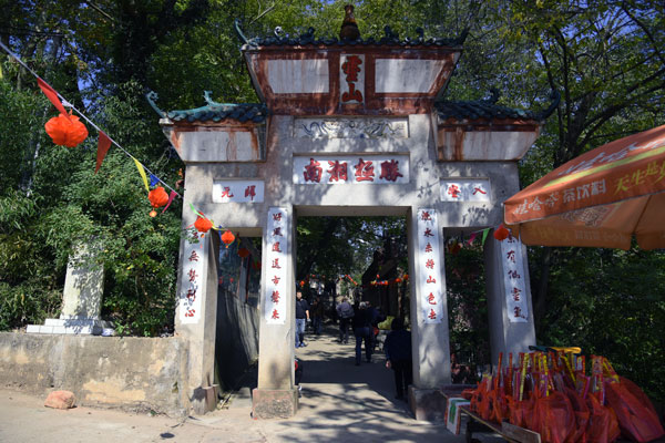 一年一度的草市庙会开始啦，草市镇全力做好安保工作