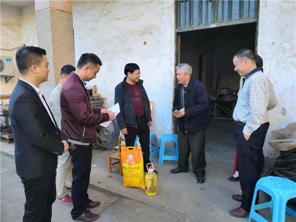 中福在线衡东志愿服务队给低保对象送慰问
