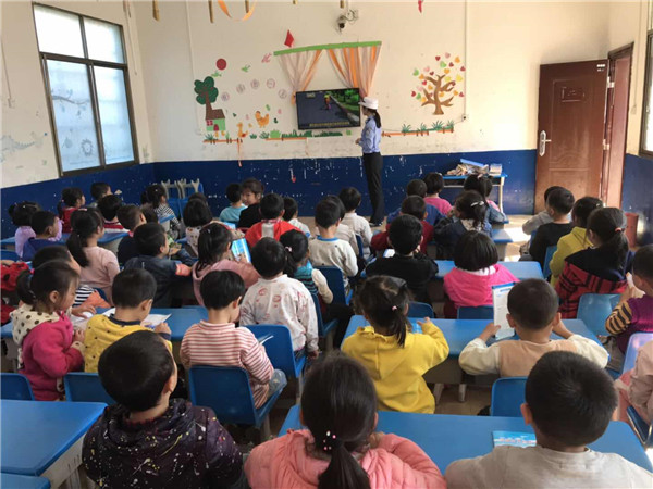 交通安全知识进校园活动走进高塘中学等4所学校