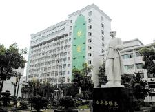 县人民医院助市民找回遗失财物，失主感激送来锦旗
