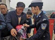 县交警大队、白莲镇联合开展交通安全下乡宣传活动