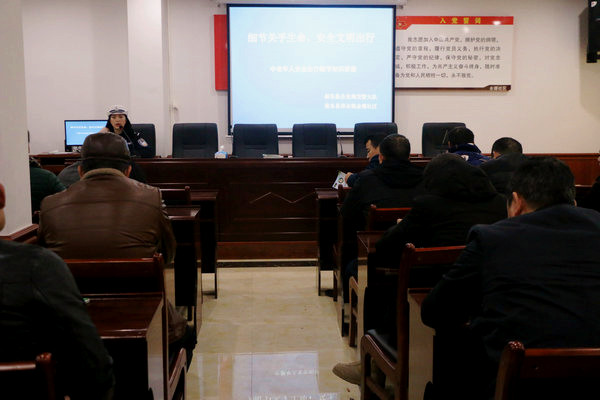 交警进社区给中老年人宣讲交通安全知识