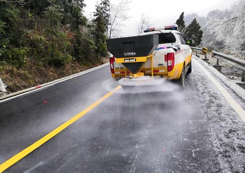 县公路局严阵以待抗冰除雪保畅通