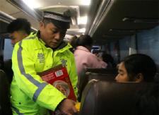 冰雪阻路多人滞留，交警暖心护送