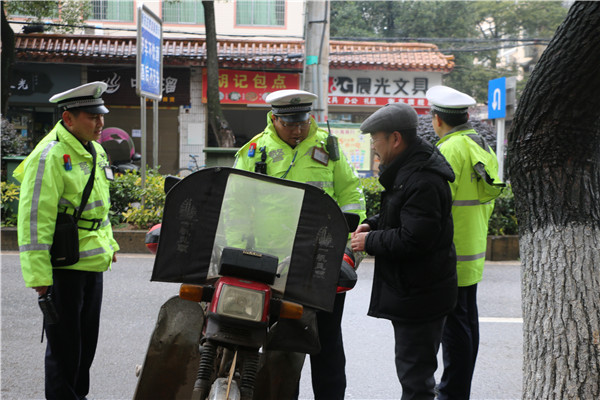 县交警开展校园周边环境大整治