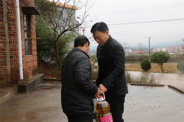 贴心！衡东交警给贫困户送米送油还有取暖器