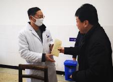 春节前夕，县人民医院走访慰问困难职工