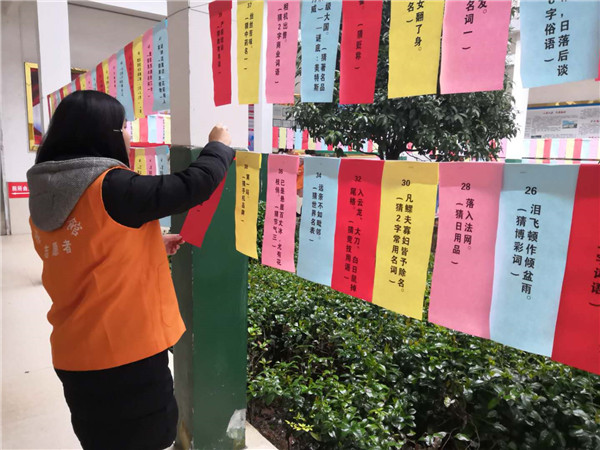 【组图】县荣桓图书馆举行元宵猜灯谜活动