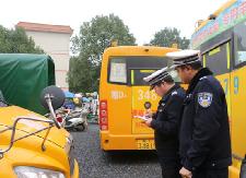 县交警大队开展校车安全检查 