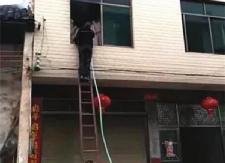甘溪派出所民警成功处置一起火情，救助被困群众1人