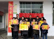 东烟完小开学典礼 现场颁奖“发红包”