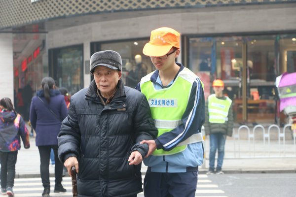 学雷锋月，县一中学子上路执勤体验交警工作