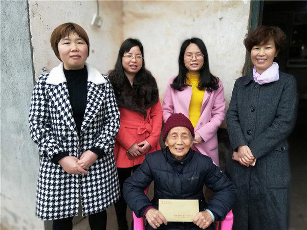 县妇联走访慰问我县全国“三八”红旗手
