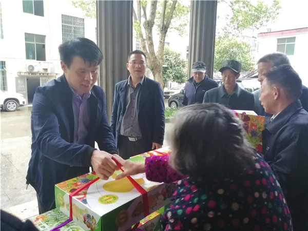 洣水镇慰问县福利院老人