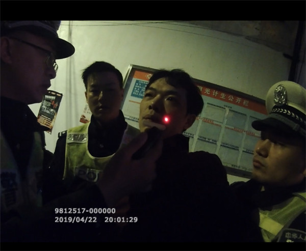 酒驾男子遇交警弃车逃跑