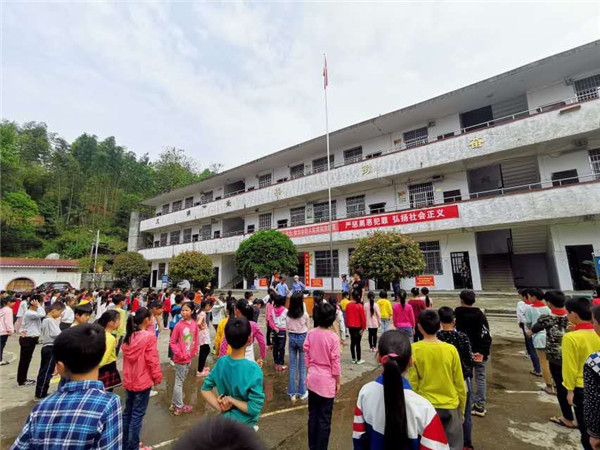 交警中队送安全知识到东烟完小