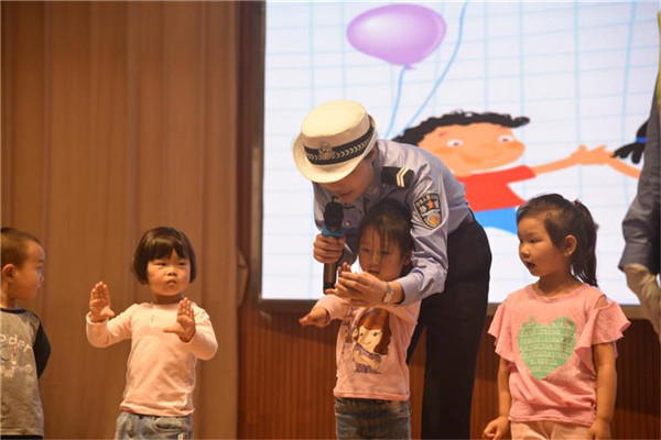衡东交警走进向阳幼儿园带萌娃学交规