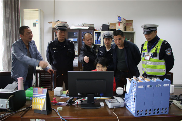 “五一”节前县交警大队开展交通安全大检查