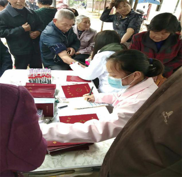 石滩乡卫生院为敬老院老人免费体检