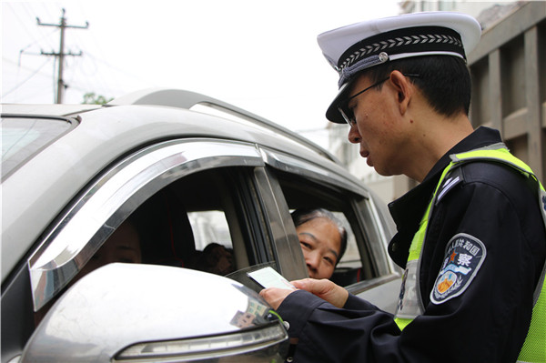五一假期，交警用坚守诠释劳动之美