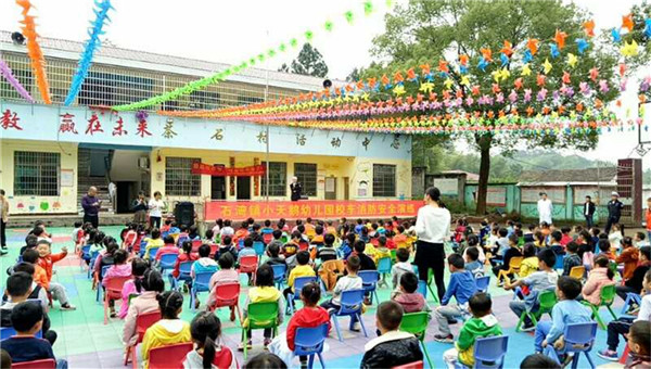 衡东交警走进石湾小天鹅幼儿园开展校车安全事故救援演练
