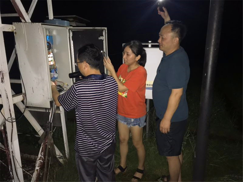 衡东县观测站为确保高考期间数据正常  连夜维修仪器
