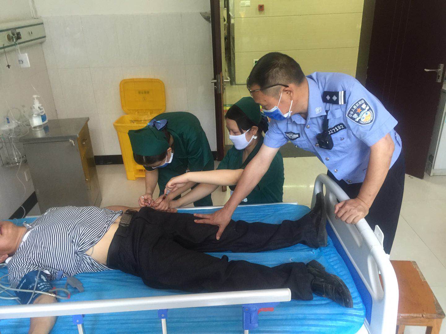 司机突发心脏病  交警紧急送医救援