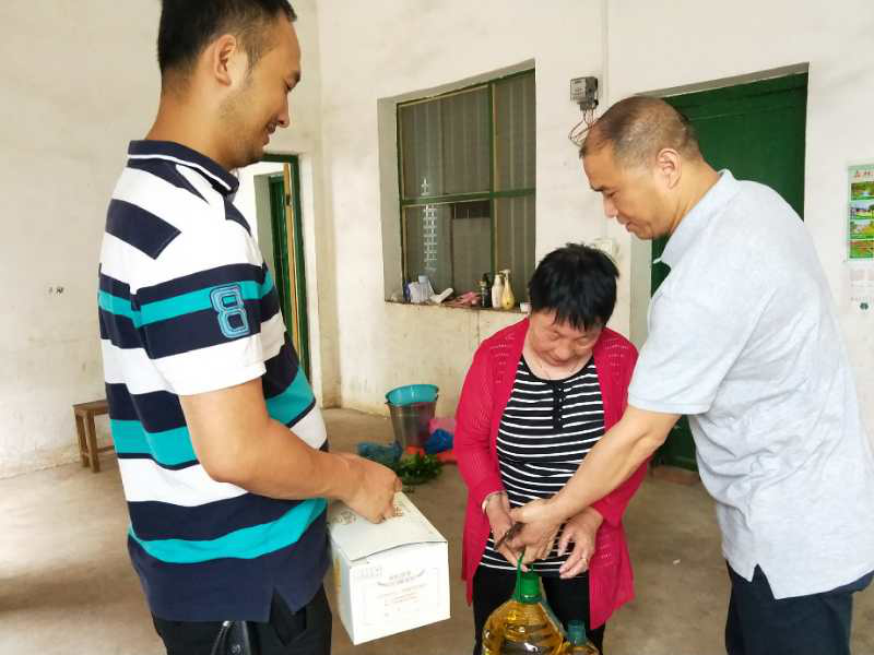县水土保持站端午慰问贫困户