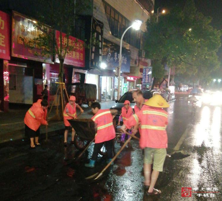 衡东环卫及时清理内涝垃圾淤泥