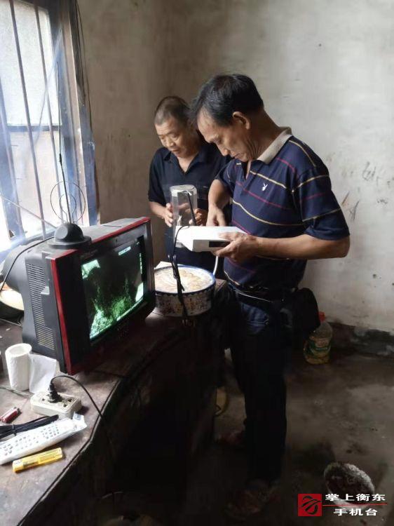 县融媒体中心为贫困户免费安装卫星接收设备