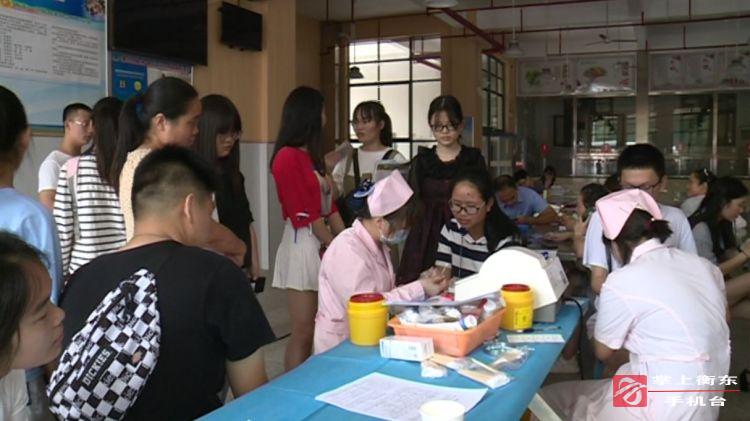 应届高中毕业生踊跃参与无偿献血