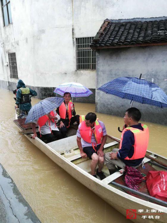 【迎战强降雨】县统计局驻村扶贫工作队坚守抗洪一线　救助受灾群众