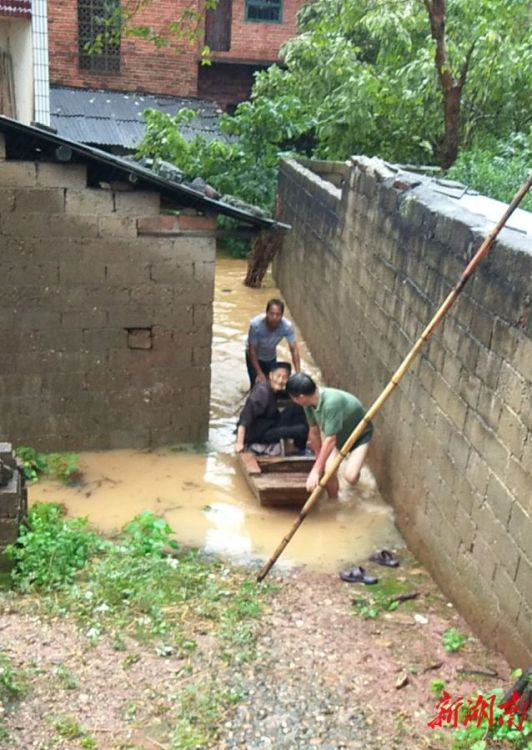 【迎战强降雨】霞流镇村支书暴雨洪灾中救出3老人